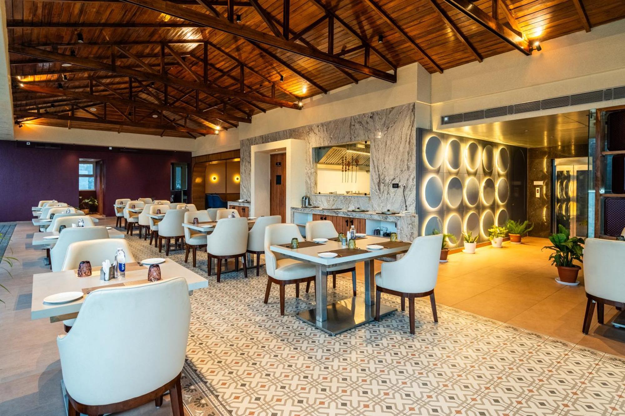 The White Rock Inn & Dine Шиллонг Экстерьер фото